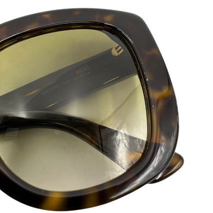 Occhiali da sole Gucci in acetato marrone tartarugato rifiniti con doppie G in metallo dorato sulle asticelle. Completi di custodia e sacchetto protettivo.