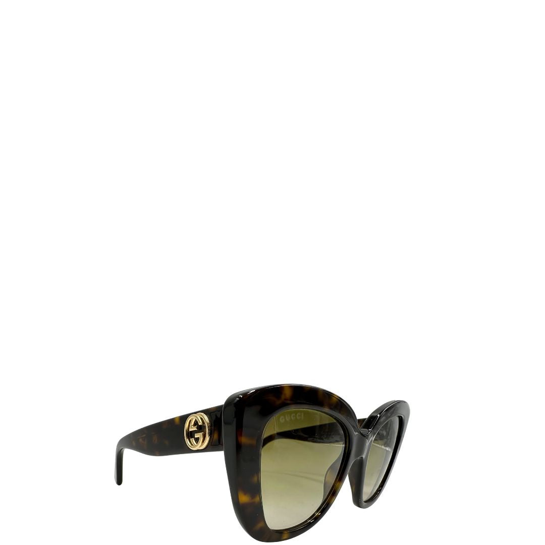 Occhiali da sole Gucci in acetato marrone tartarugato rifiniti con doppie G in metallo dorato sulle asticelle. Completi di custodia e sacchetto protettivo.