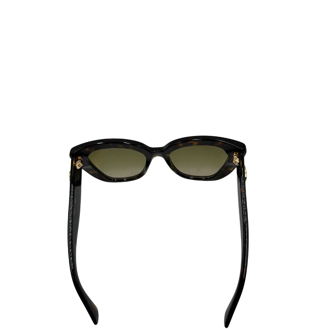 Occhiali da sole Gucci in acetato marrone tartarugato rifiniti con doppie G in metallo dorato sulle asticelle. Completi di custodia e sacchetto protettivo.