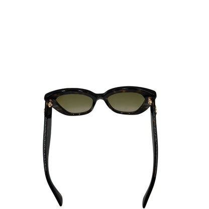 Occhiali da sole Gucci in acetato marrone tartarugato rifiniti con doppie G in metallo dorato sulle asticelle. Completi di custodia e sacchetto protettivo.