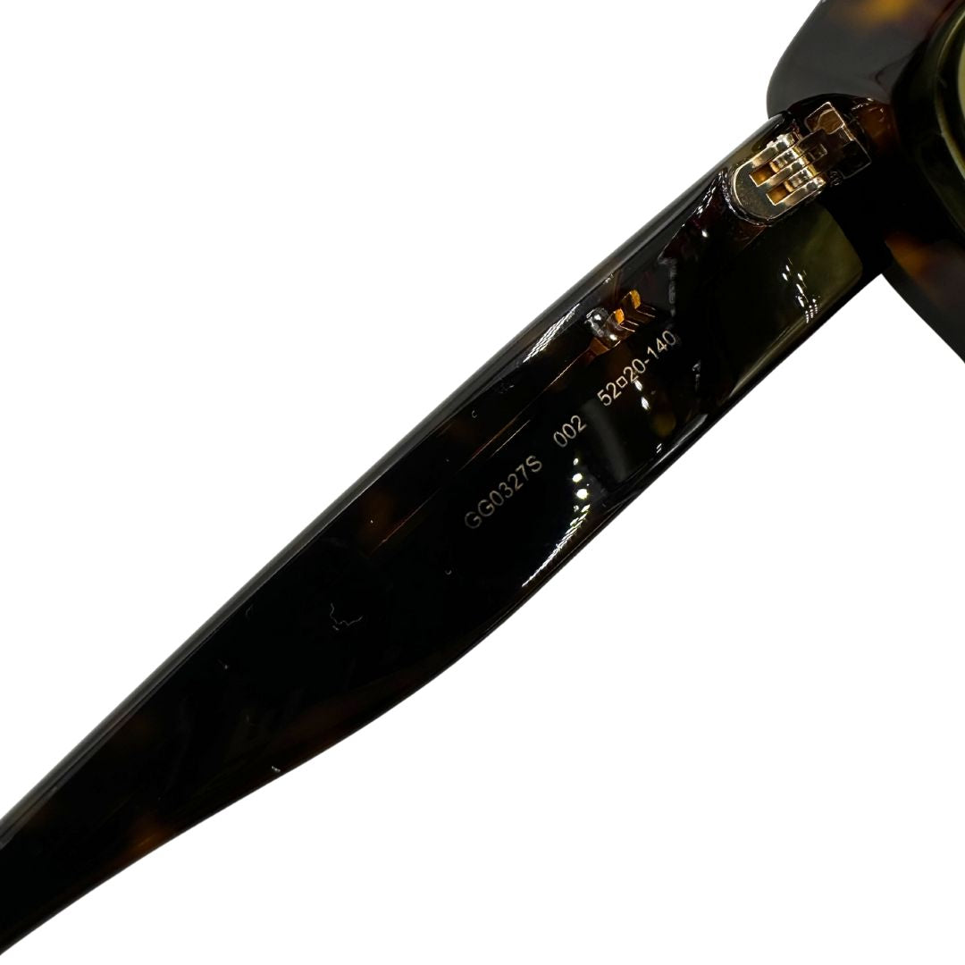 Occhiali da sole Gucci in acetato marrone tartarugato rifiniti con doppie G in metallo dorato sulle asticelle. Completi di custodia e sacchetto protettivo.