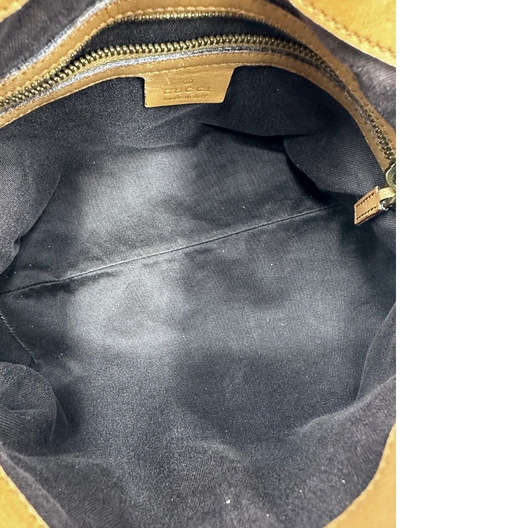 interno Borsa Gucci scamosciata beige con finiture in pelle color cammello, dettagli in tessuto GG e parti metalliche dorate; munita di un manico singolo, indossabile a spalla. Completa di dustbag, di lusso, originale, ottime condizioni, usata. 