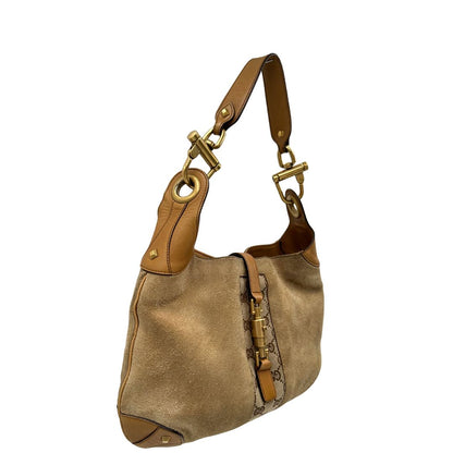 lato Borsa Gucci scamosciata beige con finiture in pelle color cammello, dettagli in tessuto GG e parti metalliche dorate; munita di un manico singolo, indossabile a spalla. Completa di dustbag, di lusso, originale, ottime condizioni, usata. 