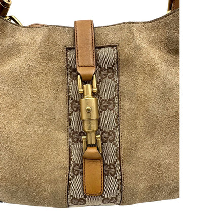chiusura Borsa Gucci scamosciata beige con finiture in pelle color cammello, dettagli in tessuto GG e parti metalliche dorate; munita di un manico singolo, indossabile a spalla. Completa di dustbag, di lusso, originale, ottime condizioni, usata. 