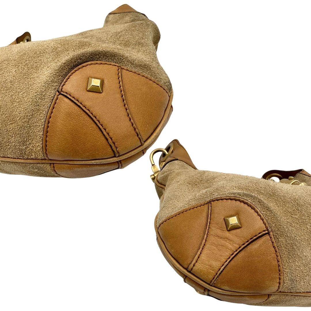 angoli Borsa Gucci scamosciata beige con finiture in pelle color cammello, dettagli in tessuto GG e parti metalliche dorate; munita di un manico singolo, indossabile a spalla. Completa di dustbag, di lusso, originale, ottime condizioni, usata.