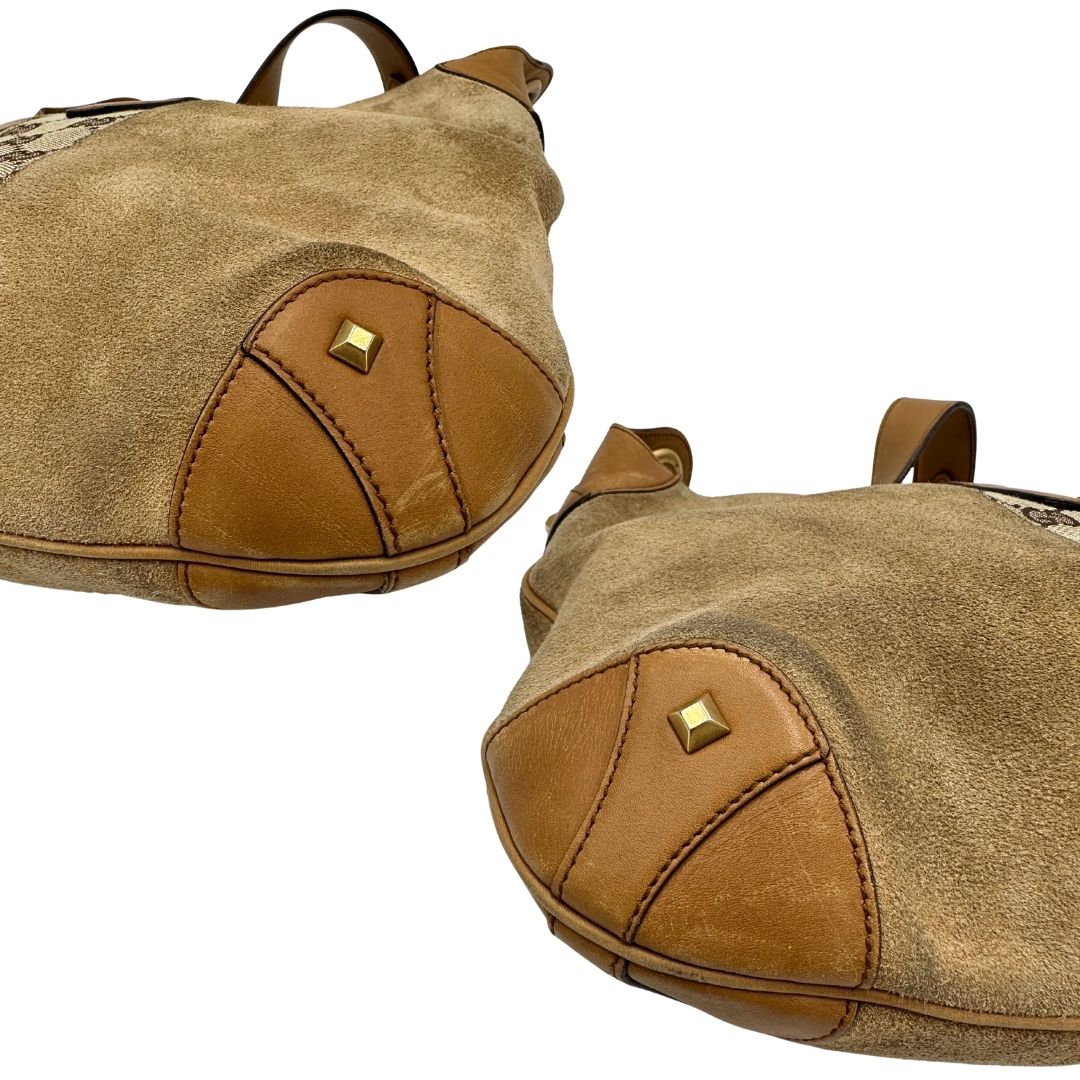 angoli Borsa Gucci scamosciata beige con finiture in pelle color cammello, dettagli in tessuto GG e parti metalliche dorate; munita di un manico singolo, indossabile a spalla. Completa di dustbag, di lusso, originale, ottime condizioni, usata. 