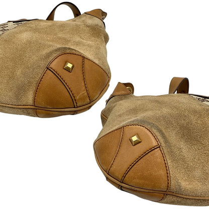 angoli Borsa Gucci scamosciata beige con finiture in pelle color cammello, dettagli in tessuto GG e parti metalliche dorate; munita di un manico singolo, indossabile a spalla. Completa di dustbag, di lusso, originale, ottime condizioni, usata. 