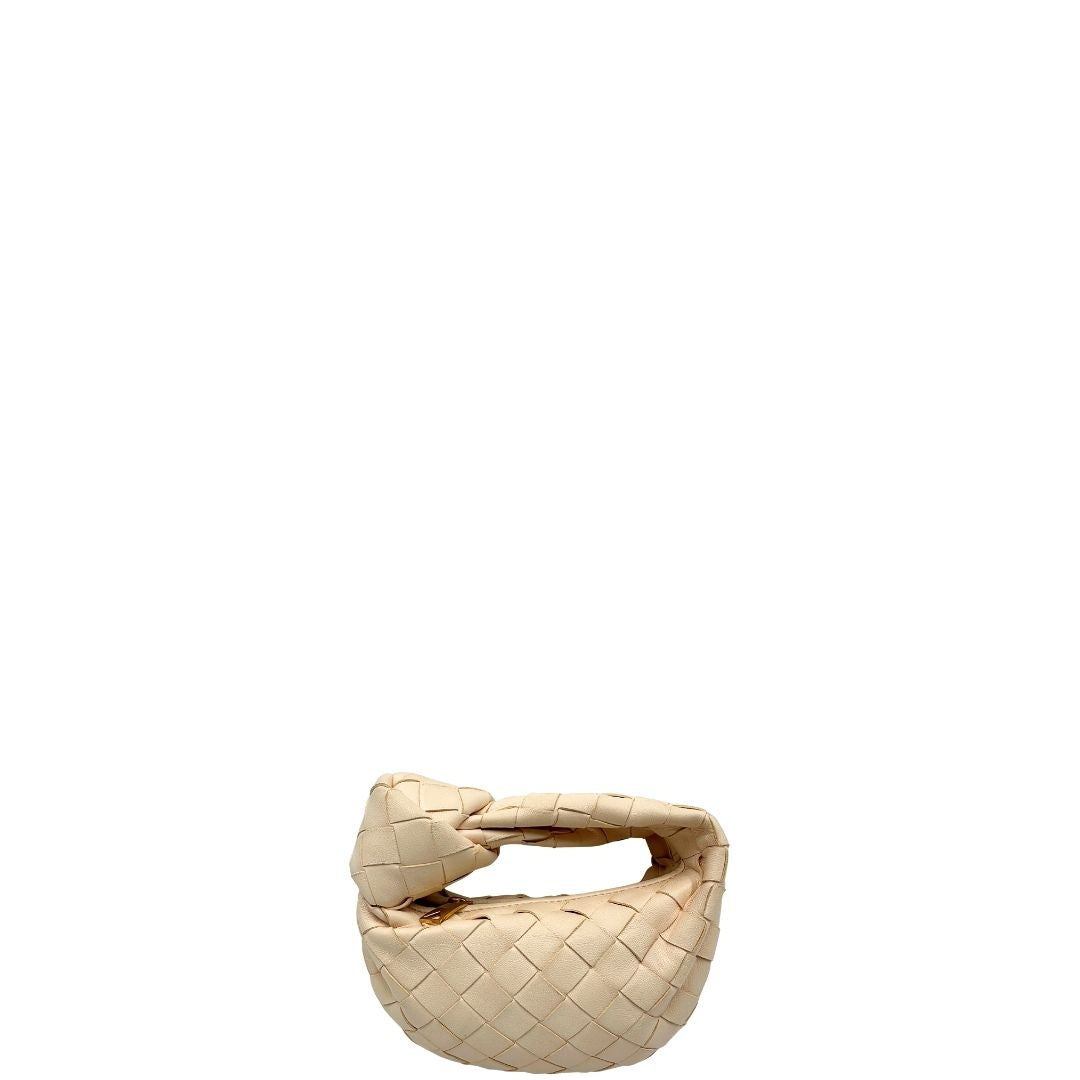 Retro di una borsa Bottega Veneta in pelle intrecciata con iconico nodo sul manico color crema, con parti metalliche dorate. Completa di dustbag.