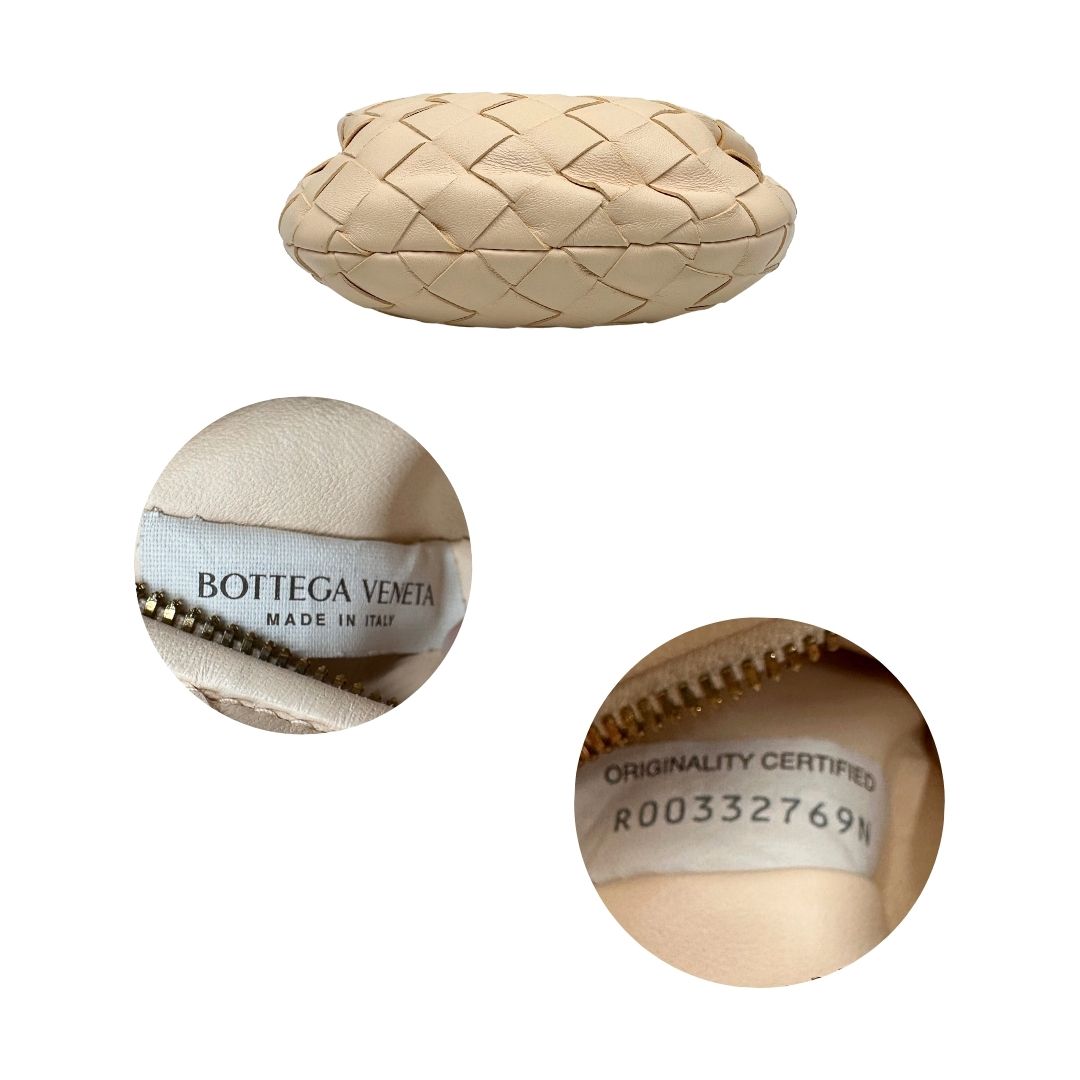 Base e codici di una borsa Bottega Veneta in pelle intrecciata con iconico nodo sul manico color crema, con parti metalliche dorate. Completa di dustbag.