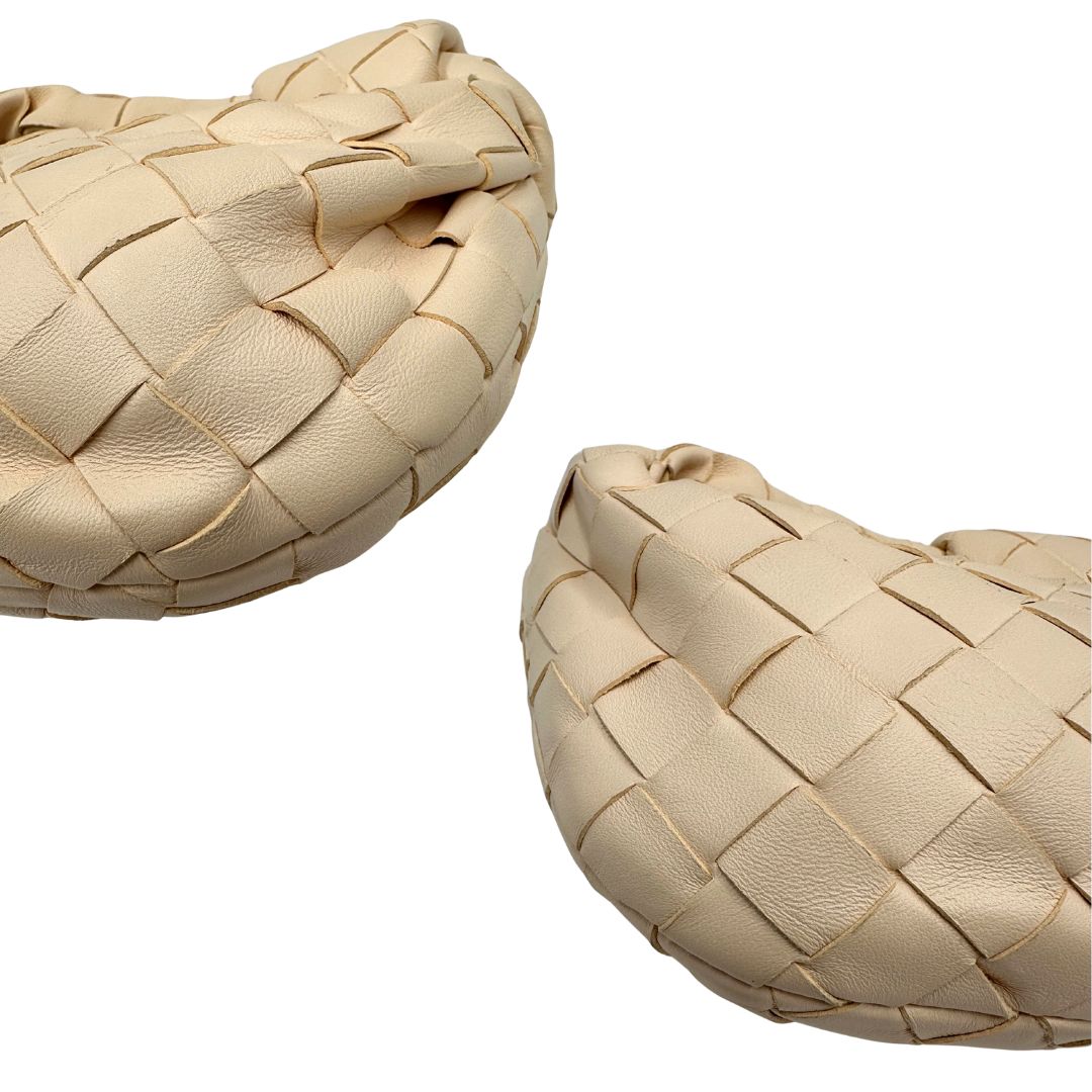 Angoli di una borsa Bottega Veneta in pelle intrecciata con iconico nodo sul manico color crema, con parti metalliche dorate. Completa di dustbag.