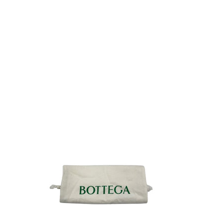 Dustbag di una borsa Bottega Veneta in pelle intrecciata con iconico nodo sul manico color crema, con parti metalliche dorate.
