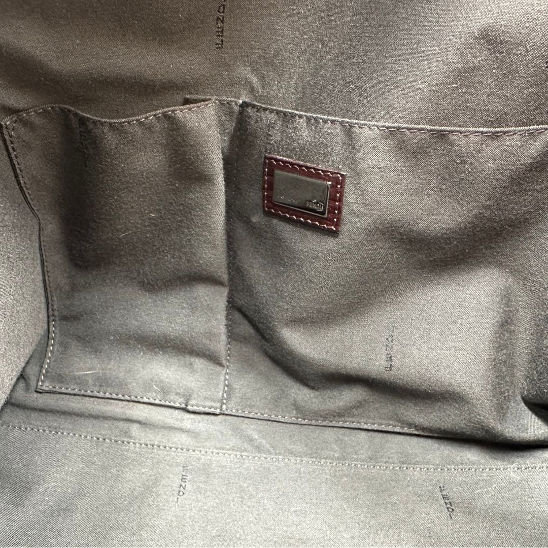 interno Borsa Fendi in canvas color tabacco trama Zucca camouflage; munita di doppi manici stondati, da portare a spalla. Completa di dustbag, di lusso, originale, ottime condizioni, usata. 