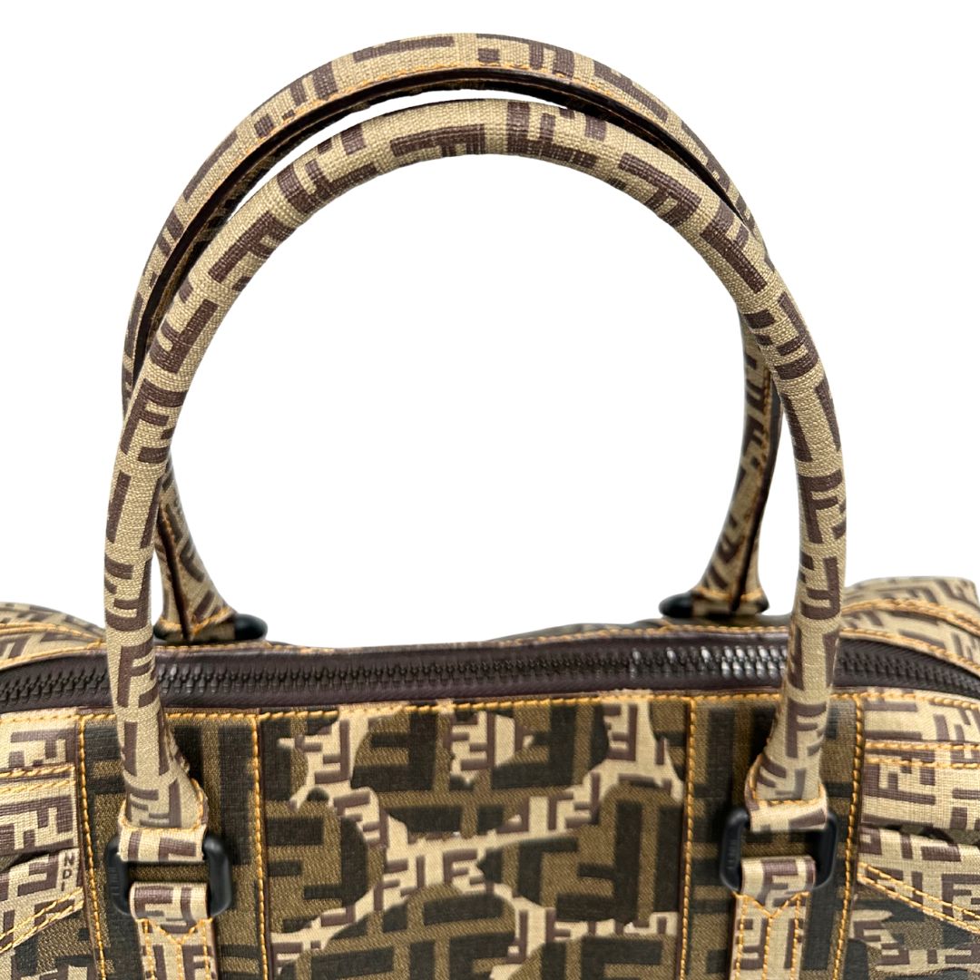 manici Borsa Fendi in canvas color tabacco trama Zucca camouflage; munita di doppi manici stondati, da portare a spalla. Completa di dustbag, di lusso, originale, ottime condizioni, usata. 