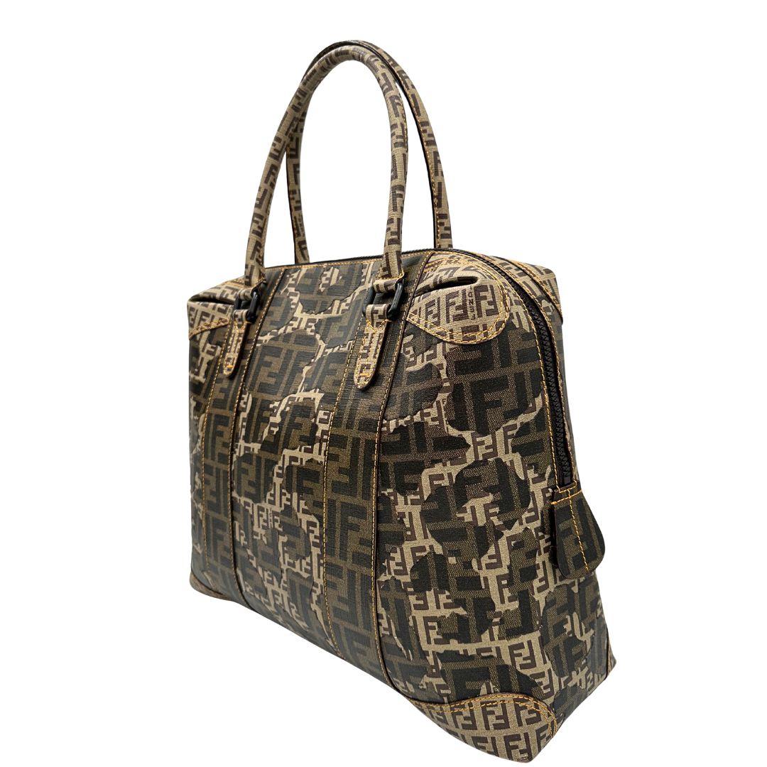 lato Borsa Fendi in canvas color tabacco trama Zucca camouflage; munita di doppi manici stondati, da portare a spalla. Completa di dustbag, di lusso, originale, ottime condizioni, usata. 