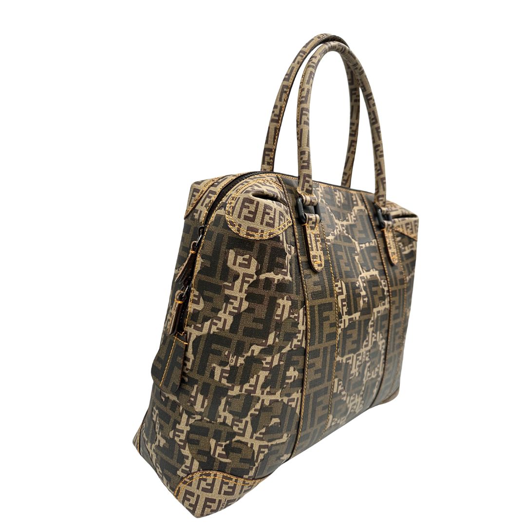 lato Borsa Fendi in canvas color tabacco trama Zucca camouflage; munita di doppi manici stondati, da portare a spalla. Completa di dustbag, di lusso, originale, ottime condizioni, usata. 