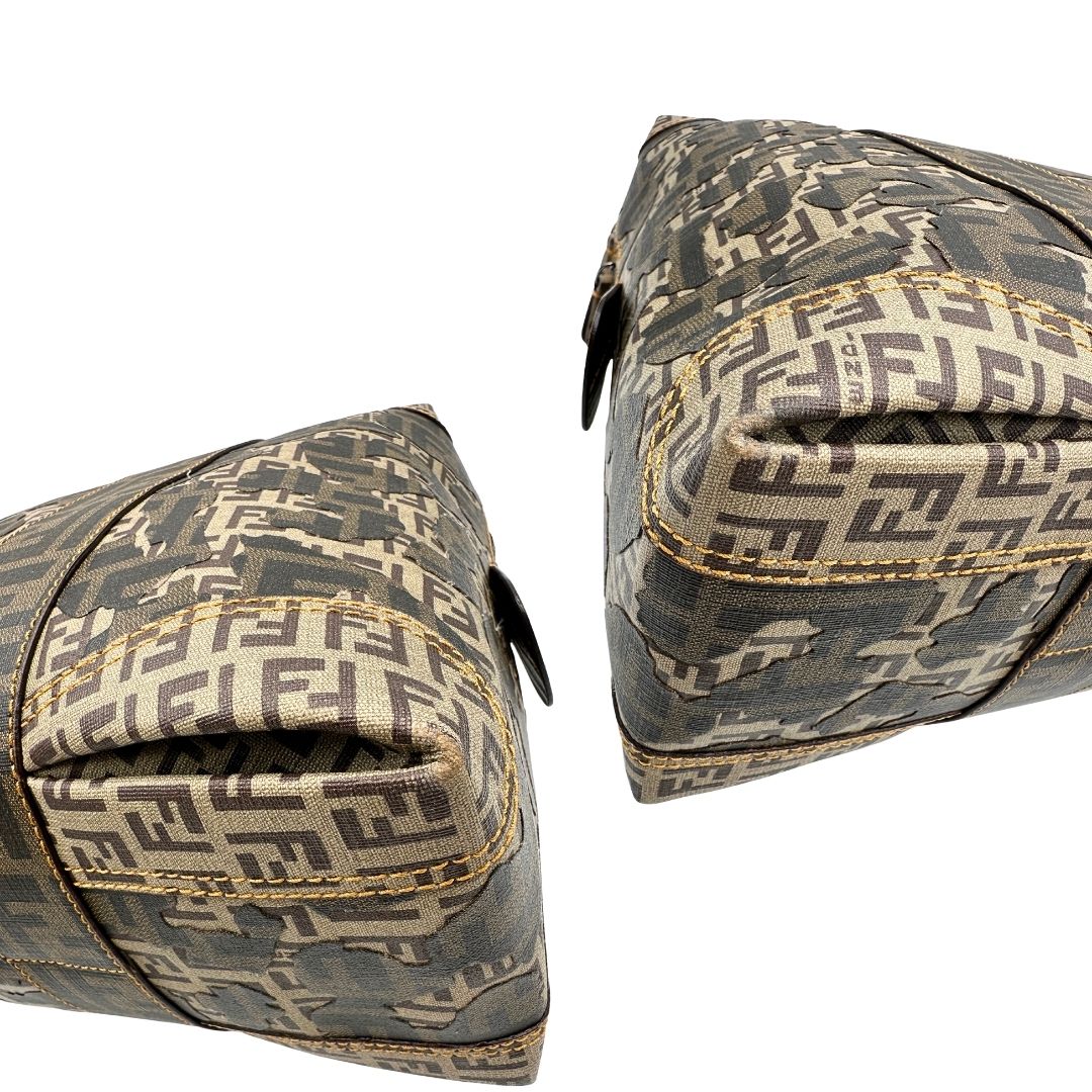 angoli Borsa Fendi in canvas color tabacco trama Zucca camouflage; munita di doppi manici stondati, da portare a spalla. Completa di dustbag, di lusso, originale, ottime condizioni, usata. 