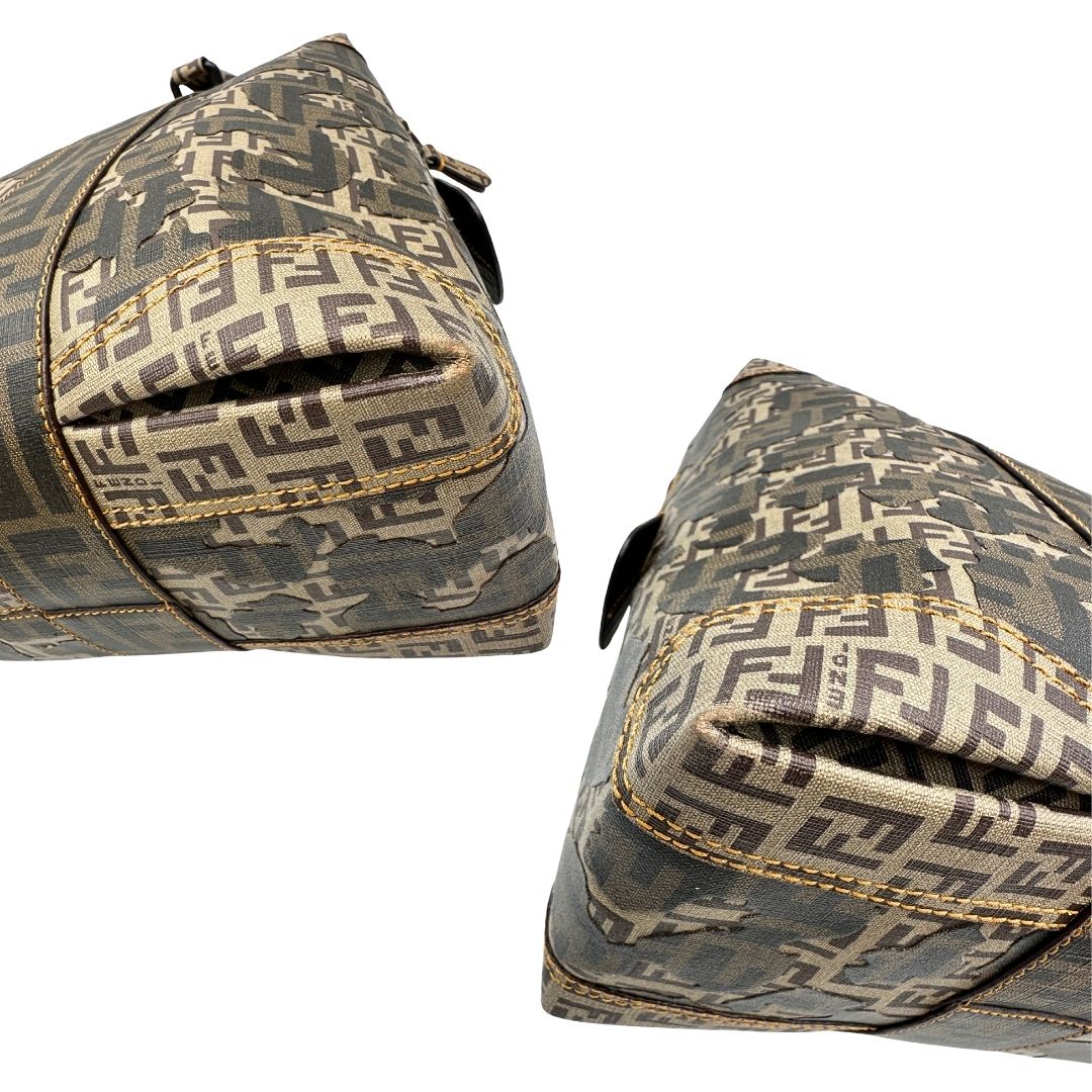 angoli Borsa Fendi in canvas color tabacco trama Zucca camouflage; munita di doppi manici stondati, da portare a spalla. Completa di dustbag, di lusso, originale, ottime condizioni, usata. 