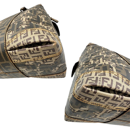 angoli Borsa Fendi in canvas color tabacco trama Zucca camouflage; munita di doppi manici stondati, da portare a spalla. Completa di dustbag, di lusso, originale, ottime condizioni, usata. 