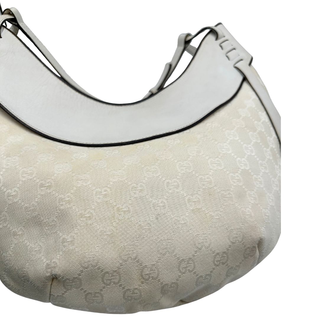 Difetti del tessuto di una borsa Gucci in tessuto avorio GG con parti in pelle bianco gesso e parti metalliche argentate. Indossabile a spalla.