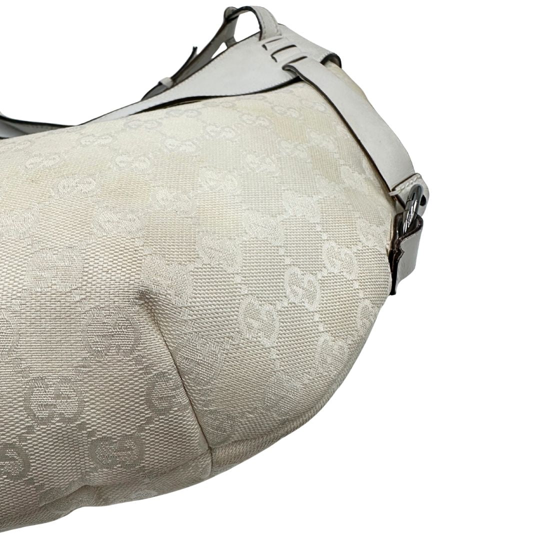 Difetti del tessuto di una borsa Gucci in tessuto avorio GG con parti in pelle bianco gesso e parti metalliche argentate. Indossabile a spalla.