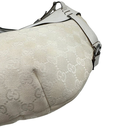 Difetti del tessuto di una borsa Gucci in tessuto avorio GG con parti in pelle bianco gesso e parti metalliche argentate. Indossabile a spalla.