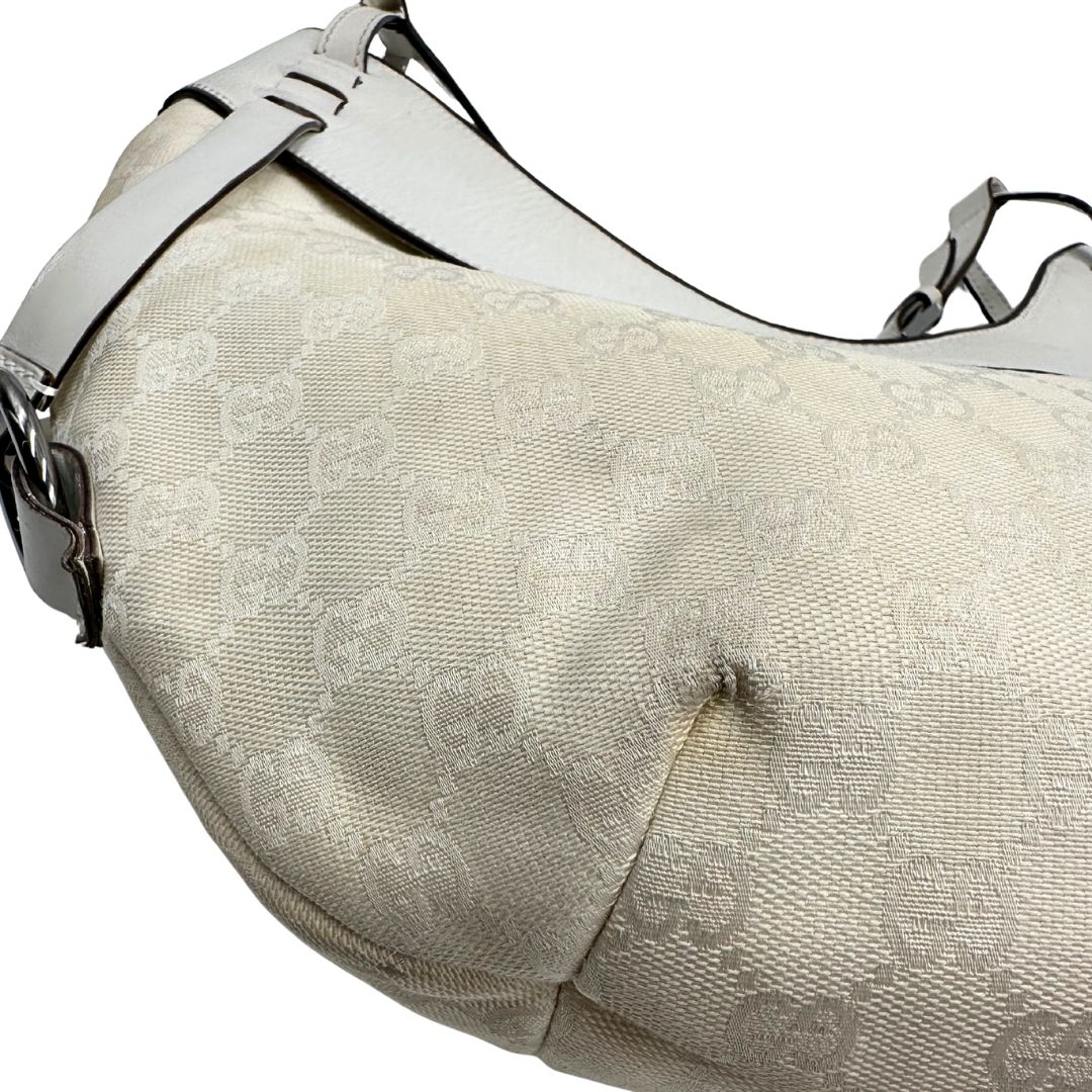 Difetti del tessuto di una borsa Gucci in tessuto avorio GG con parti in pelle bianco gesso e parti metalliche argentate. Indossabile a spalla.