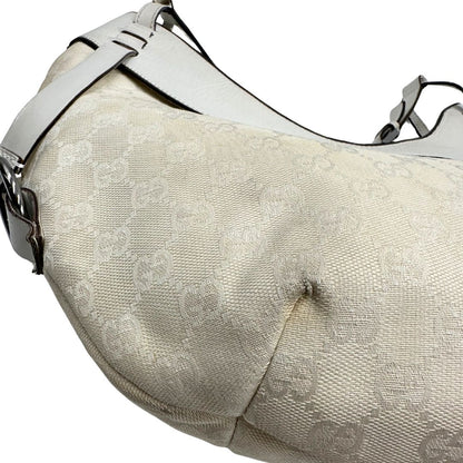 Difetti del tessuto di una borsa Gucci in tessuto avorio GG con parti in pelle bianco gesso e parti metalliche argentate. Indossabile a spalla.