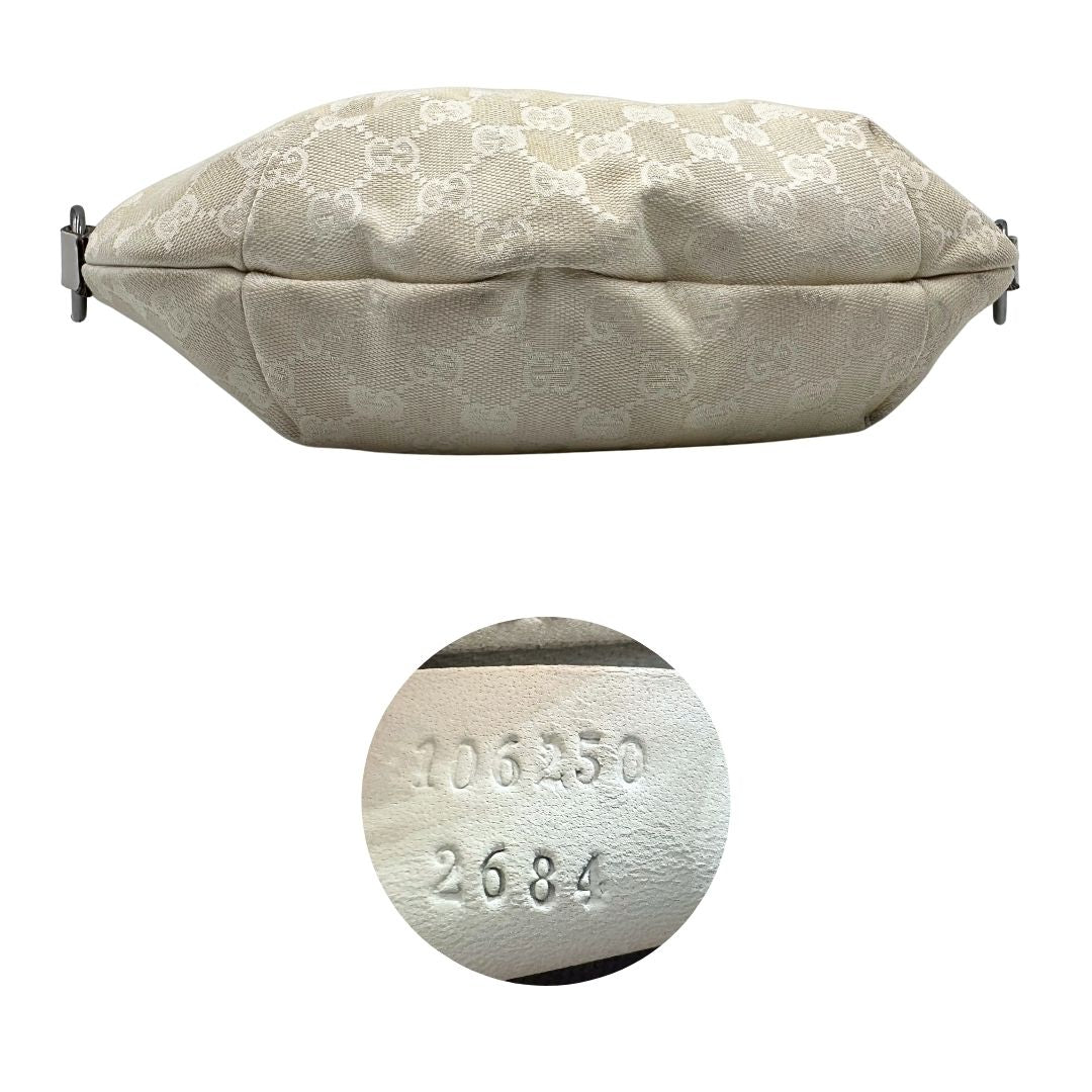 Base e codice di una borsa Gucci in tessuto avorio GG con parti in pelle bianco gesso e parti metalliche argentate. Indossabile a spalla.