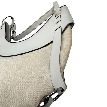 Difetti del pellame di una borsa Gucci in tessuto avorio GG con parti in pelle bianco gesso e parti metalliche argentate. Indossabile a spalla.