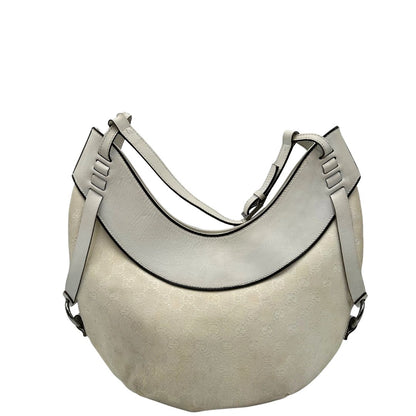 Retro di una borsa Gucci in tessuto avorio GG con parti in pelle bianco gesso e parti metalliche argentate. Indossabile a spalla.
