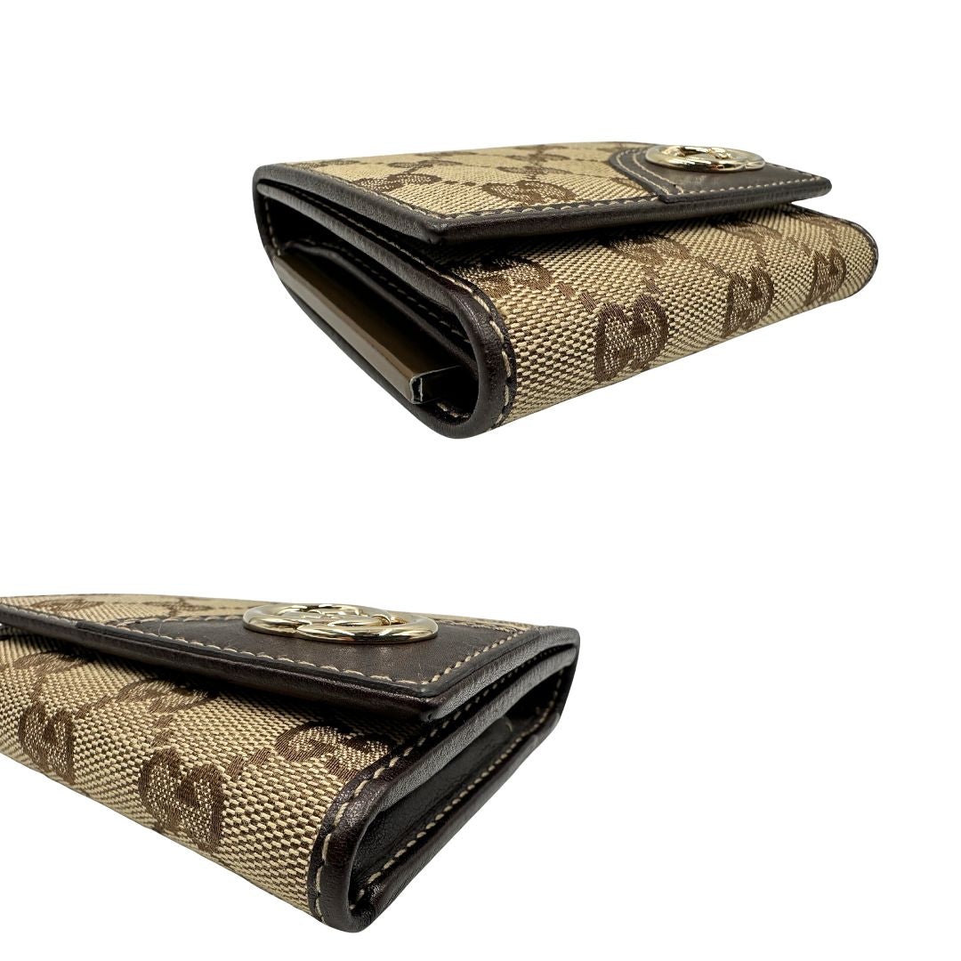 angoli Portafoglio Gucci in tessuto beige GG con finiture in pelle marrone e parti metalliche dorate. Completo di busta e dustbag, di lusso, originale, ottime condizioni. 
