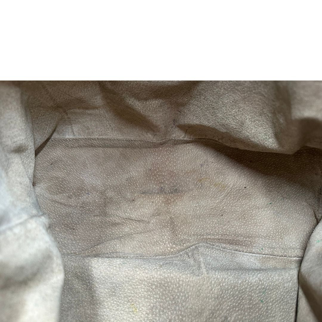 Interno di una borsa Prada in pelle nera con parti metalliche dorate; munita di una tracolla amovibile e regolabile e doppi manici stondati.