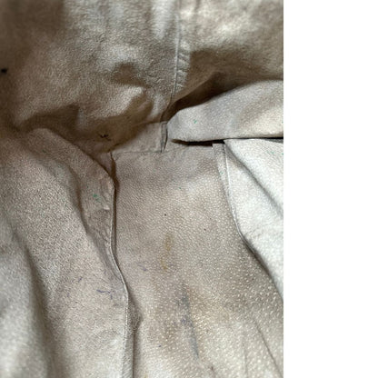 Interno di una borsa Prada in pelle nera con parti metalliche dorate; munita di una tracolla amovibile e regolabile e doppi manici stondati.