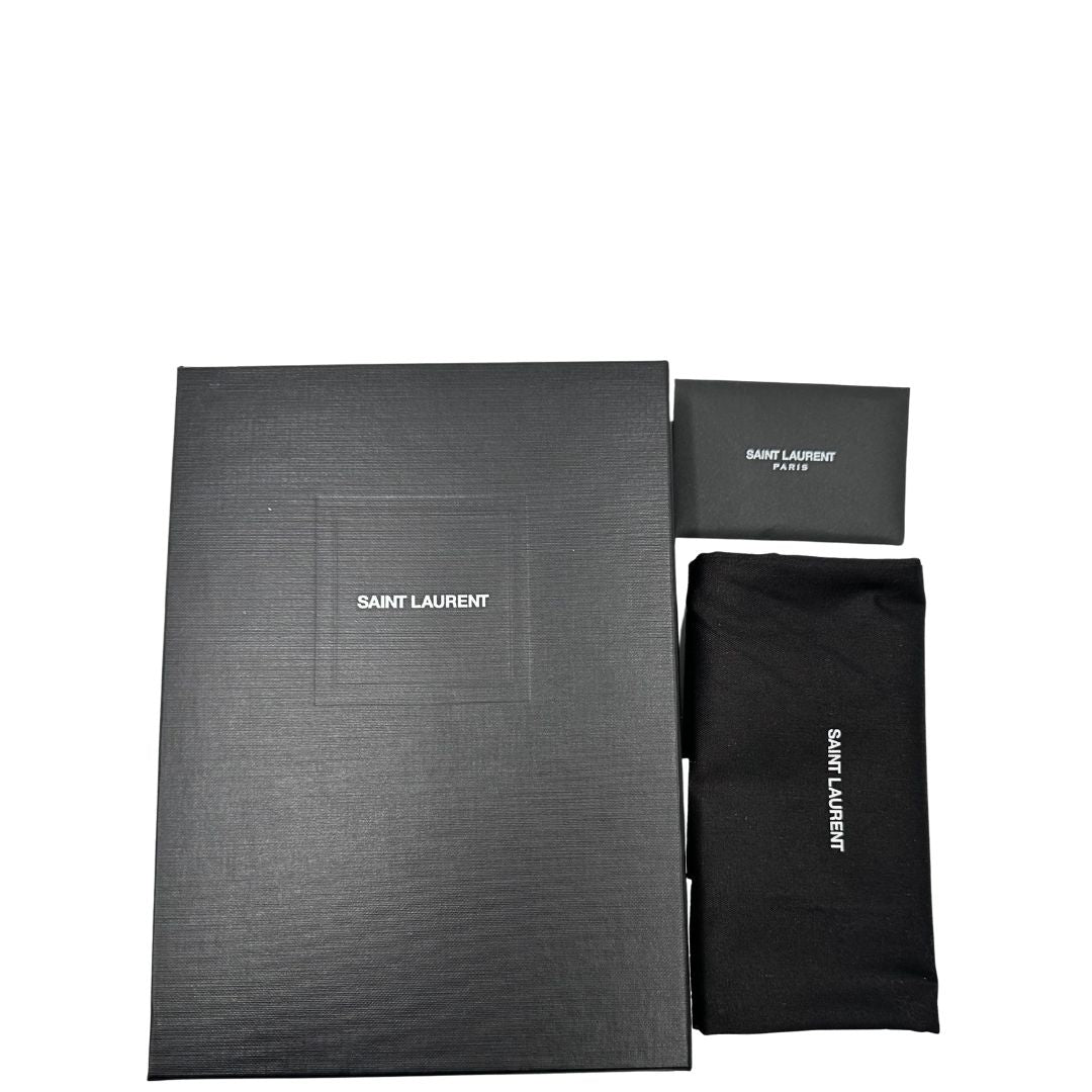 Corredo di una pochette Paloma Envelope Saint Laurent in vernice nera lucida con chiusura a bottone a pressione e parti metalliche dorate. Interno in pelle con logo impresso. 