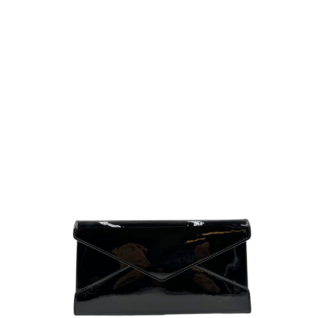 Front di una pochette Paloma Envelope Saint Laurent in vernice nera lucida con chiusura a bottone a pressione e parti metalliche dorate. Interno in pelle con logo impresso. Completa di scatola e sacchetto antipolvere.