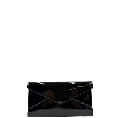 Front di una pochette Paloma Envelope Saint Laurent in vernice nera lucida con chiusura a bottone a pressione e parti metalliche dorate. Interno in pelle con logo impresso. Completa di scatola e sacchetto antipolvere.