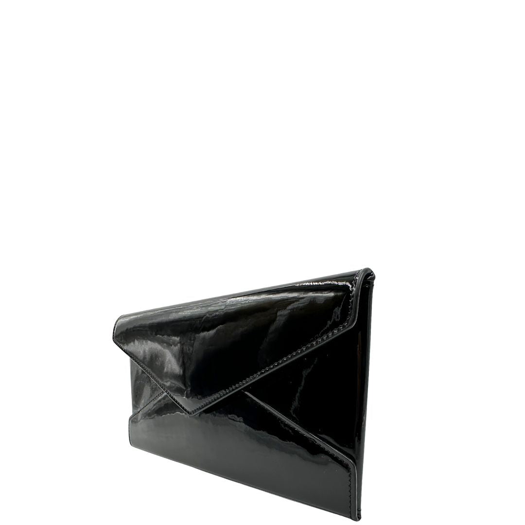 Laterale destro di una pochette Paloma Envelope Saint Laurent in vernice nera lucida con chiusura a bottone a pressione e parti metalliche dorate. Interno in pelle con logo impresso. Completa di scatola e sacchetto antipolvere.