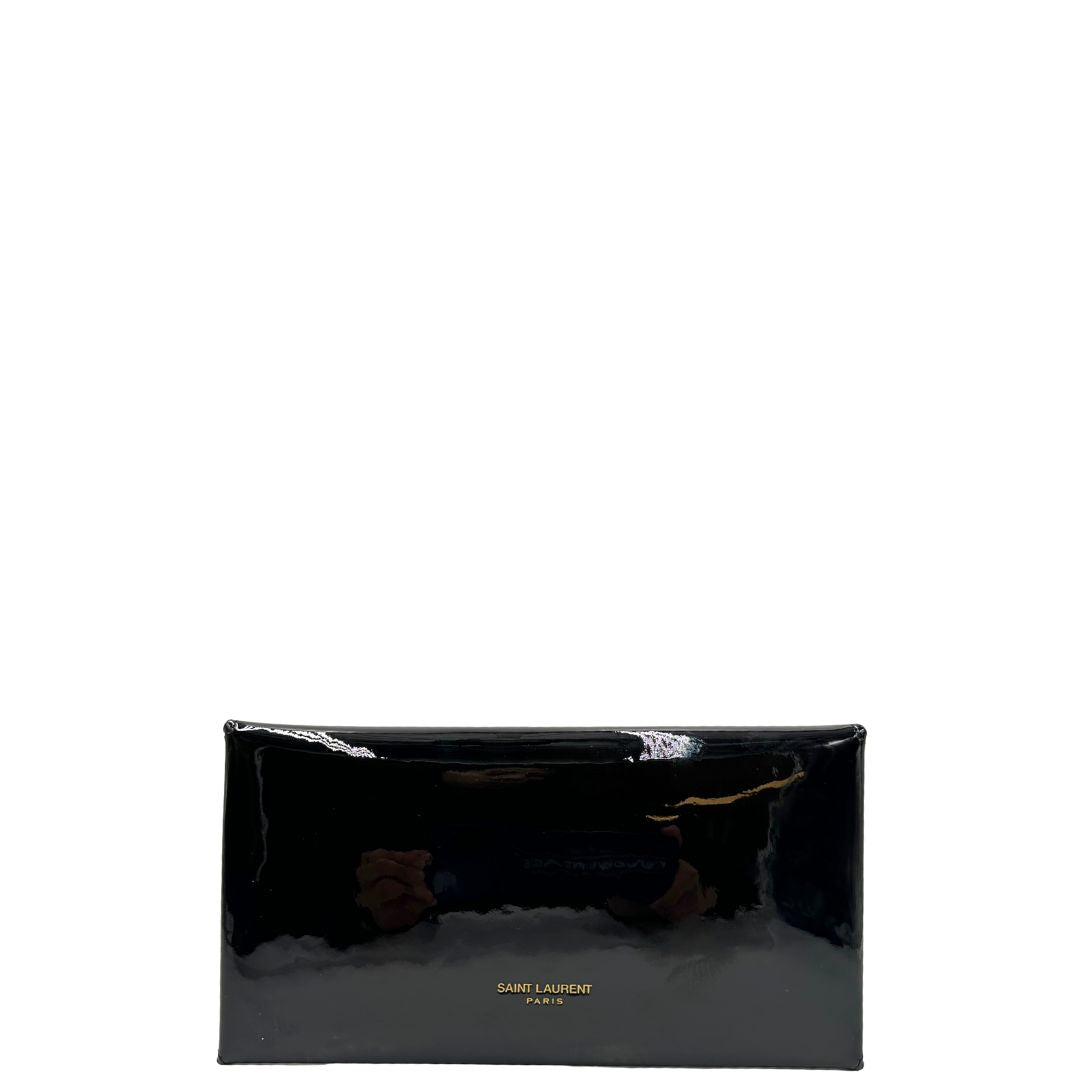 Retro di una pochette Paloma Envelope Saint Laurent in vernice nera lucida con chiusura a bottone a pressione e parti metalliche dorate. Interno in pelle con logo impresso. Completa di scatola e sacchetto antipolvere.