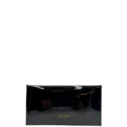 Retro di una pochette Paloma Envelope Saint Laurent in vernice nera lucida con chiusura a bottone a pressione e parti metalliche dorate. Interno in pelle con logo impresso. Completa di scatola e sacchetto antipolvere.