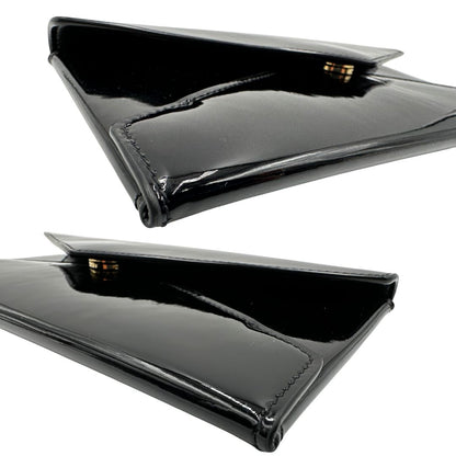 Angoli di una pochette Paloma Envelope Saint Laurent in vernice nera lucida con chiusura a bottone a pressione e parti metalliche dorate. Interno in pelle con logo impresso. Completa di scatola e sacchetto antipolvere.