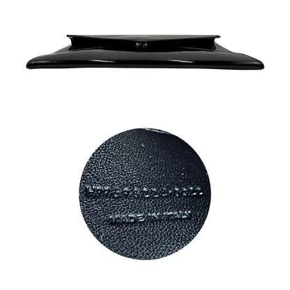 Base e codice di una pochette Paloma Envelope Saint Laurent in vernice nera lucida con chiusura a bottone a pressione e parti metalliche dorate. Interno in pelle con logo impresso. Completa di scatola e sacchetto antipolvere.