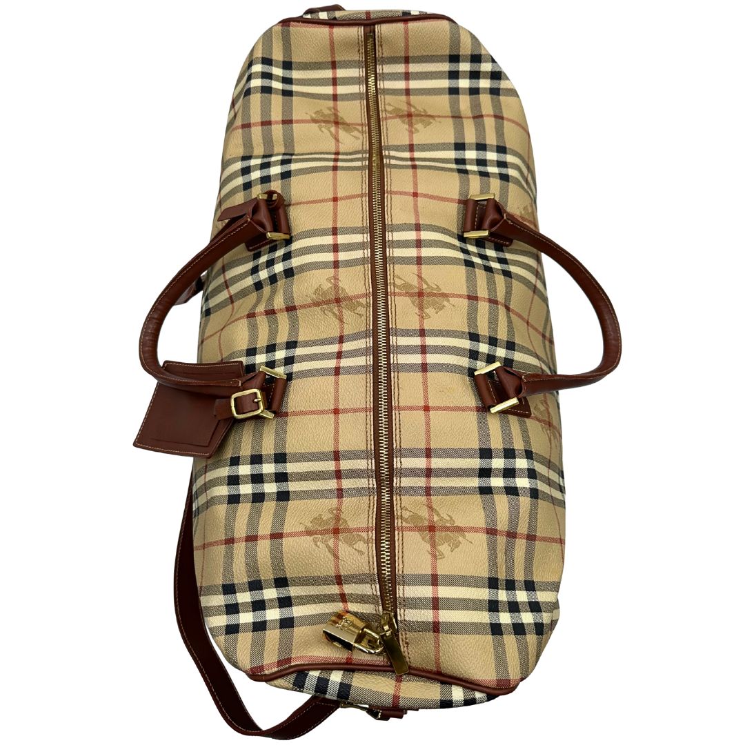 chiusura Borsone Burberry in canvas trama tartan con finiture in pelle marroni e parti metalliche dorate; munito di doppi manici stondati e una tracolla amovibile. Completo di lucchetto e chiavi, di lusso, originale, ottime condizioni. 