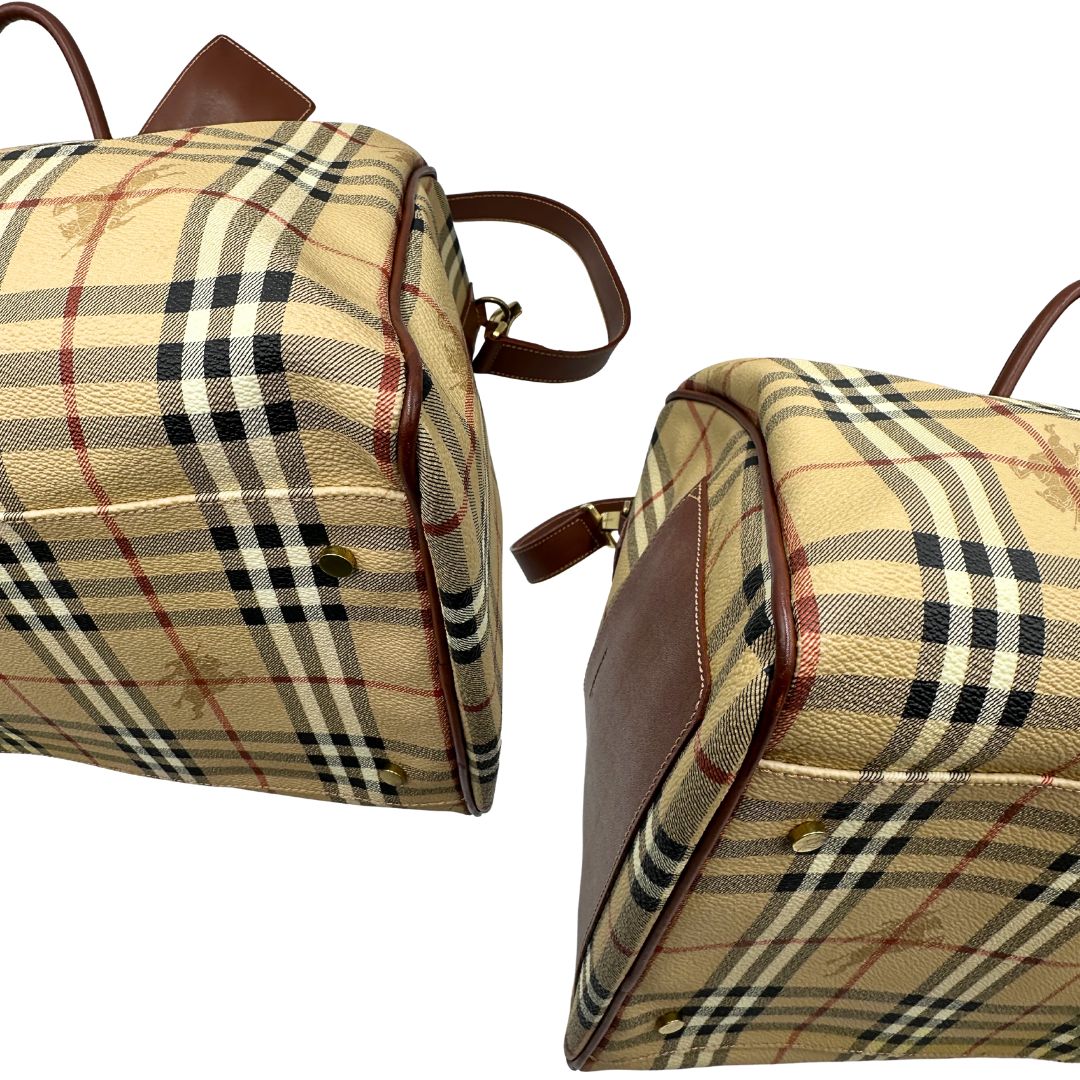 angoli Borsone Burberry in canvas trama tartan con finiture in pelle marroni e parti metalliche dorate; munito di doppi manici stondati e una tracolla amovibile. Completo di lucchetto e chiavi, di lusso, originale, ottime condizioni. 