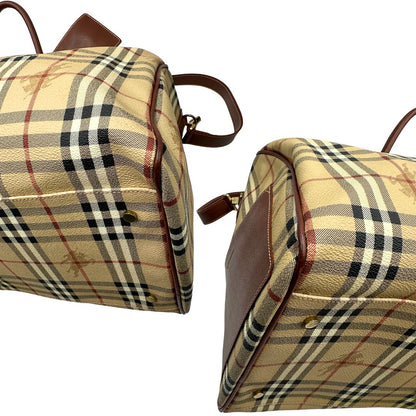 angoli Borsone Burberry in canvas trama tartan con finiture in pelle marroni e parti metalliche dorate; munito di doppi manici stondati e una tracolla amovibile. Completo di lucchetto e chiavi, di lusso, originale, ottime condizioni. 