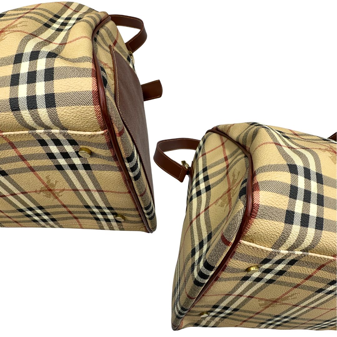 angoli Borsone Burberry in canvas trama tartan con finiture in pelle marroni e parti metalliche dorate; munito di doppi manici stondati e una tracolla amovibile. Completo di lucchetto e chiavi, di lusso, originale, ottime condizioni. 