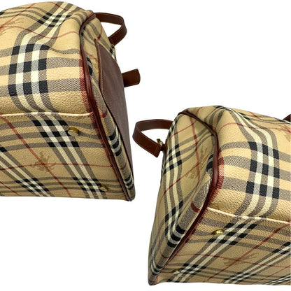 angoli Borsone Burberry in canvas trama tartan con finiture in pelle marroni e parti metalliche dorate; munito di doppi manici stondati e una tracolla amovibile. Completo di lucchetto e chiavi, di lusso, originale, ottime condizioni. 