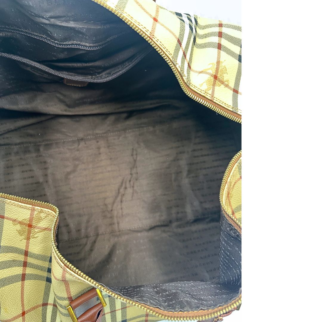 interno Borsone Burberry in canvas trama tartan con finiture in pelle marroni e parti metalliche dorate; munito di doppi manici stondati e una tracolla amovibile. Completo di lucchetto e chiavi, di lusso, originale, ottime condizioni. 