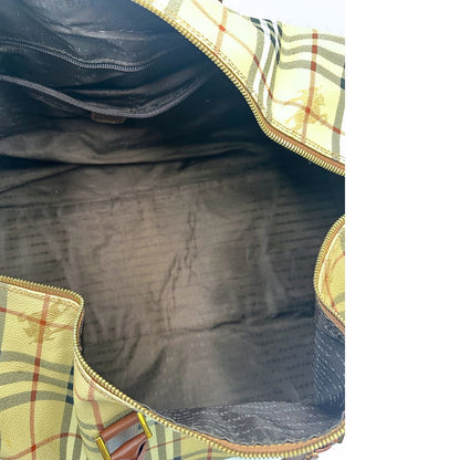 interno Borsone Burberry in canvas trama tartan con finiture in pelle marroni e parti metalliche dorate; munito di doppi manici stondati e una tracolla amovibile. Completo di lucchetto e chiavi, di lusso, originale, ottime condizioni. 