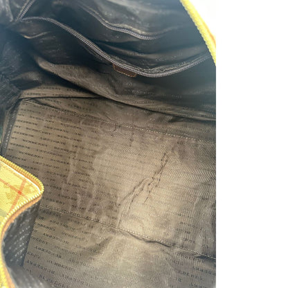 interno Borsone Burberry in canvas trama tartan con finiture in pelle marroni e parti metalliche dorate; munito di doppi manici stondati e una tracolla amovibile. Completo di lucchetto e chiavi, di lusso, originale, ottime condizioni. 