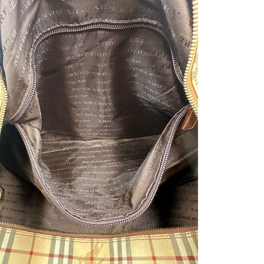 interno Borsone Burberry in canvas trama tartan con finiture in pelle marroni e parti metalliche dorate; munito di doppi manici stondati e una tracolla amovibile. Completo di lucchetto e chiavi, di lusso, originale, ottime condizioni. 